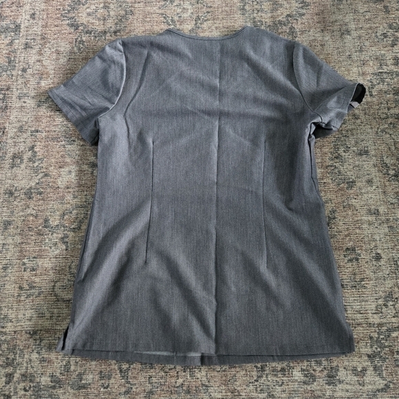 EUC Figs Casma Three-Pocket Scrub Top V-Neck FIONx Gray Short Sleeve Women's XS - Picture 7 of 7